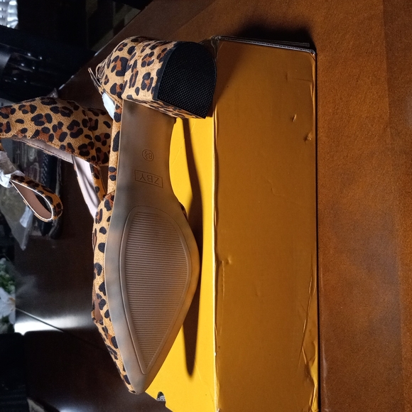 Womans Cheetah Print block heel with strap - Picture 3 of 6